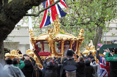 Londra, İngiltere, İngiltere. 6 Mayıs 2023. Kral III. CHARLES ve Kraliçe Camilla taç giyme töreninden sonra Golden State vagonunda Buckingham Sarayı 'na gidiyorlar. Kral Kraliçe tacı takıyor.