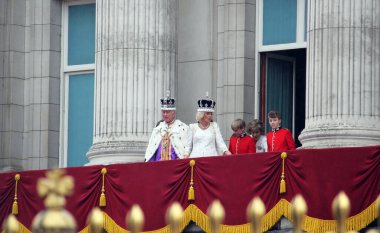Londra, İngiltere, İngiltere. 6 Mayıs 2023. Kral III. CHARLES ve Kraliçe Camilla taç giyme töreninden sonra Buckingham Sarayı 'nın balkonunda görüldüler. Kral Charles, Kraliçe Camilla taç takıyor.