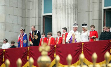 Londra, İngiltere, İngiltere. 6 Mayıs 2023. Kral III. CHARLES ve Kraliçe Camilla taç giyme töreninden sonra Buckingham Sarayı 'nın balkonunda görüldüler. Kral Charles, Kraliçe Camilla taç takıyor.