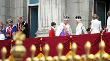 Londra, İngiltere, İngiltere. 6 Mayıs 2023. Kral III. CHARLES ve Kraliçe Camilla taç giyme töreninden sonra Buckingham Sarayı 'nın balkonunda görüldüler. Kral Charles, Kraliçe Camilla taç takıyor.