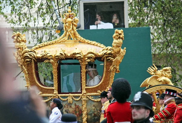 ロンドン イギリス イギリス 2023年5月6日 戴冠式後 チャールズ3世とクイーン コンソート カミラがバッキンガム宮殿まで黄金州の馬車で移動した 女王様も王冠をかぶって ストック画像
