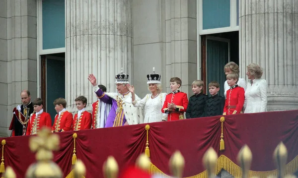 ロンドン イギリス イギリス 2023年5月6日 戴冠式後 バッキンガム宮殿のバルコニーにはカレル3世とコンソート王妃のカミラが見られます チャールズ王女王カミラは王冠の宝石を身に着けて ストック画像