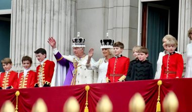 Londra, İngiltere, İngiltere. 6 Mayıs 2023. Kral III. CHARLES ve Kraliçe Camilla taç giyme töreninden sonra Buckingham Sarayı 'nın balkonunda görüldüler. Kral Charles, Kraliçe Camilla taç takıyor.