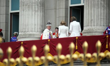Londra, İngiltere, İngiltere. 6 Mayıs 2023. Kral III. CHARLES ve Kraliçe Camilla taç giyme töreninden sonra Buckingham Sarayı 'nın balkonunda görüldüler. Kral Charles, Kraliçe Camilla taç takıyor.