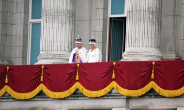 Londra, İngiltere, İngiltere. 6 Mayıs 2023. Kral III. CHARLES ve Kraliçe Camilla taç giyme töreninden sonra Buckingham Sarayı 'nın balkonunda görüldüler. Kral Charles, Kraliçe Camilla taç takıyor.