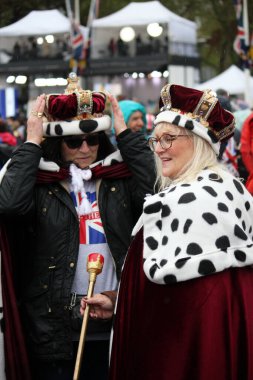 Londra, İngiltere, İngiltere. 6 Mayıs 2023. Kral III. CHARLES ve Kraliçe Camilla taç giyme töreni insanları kral ve kraliçeyi görmek için alışveriş merkezinde kuyruğa girerler. Bazıları kamp kurar, bazıları giyinir.