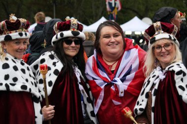 Londra, İngiltere, İngiltere. 6 Mayıs 2023. Kral III. CHARLES ve Kraliçe Camilla taç giyme töreni insanları kral ve kraliçeyi görmek için alışveriş merkezinde kuyruğa girerler. Bazıları kamp kurar, bazıları giyinir.