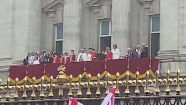 2023年5月6日加冕后 查尔斯三世和王后卡米拉出现在白金汉宫的阳台上 查尔斯国王卡米拉女王戴着皇冠珠宝 — 图库视频影像