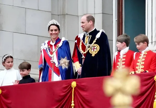 2023年5月6日查尔斯三世国王和王后卡米拉加冕 加冕后在白金汉宫阳台上的威廉王子和凯瑟琳王妃 图库图片