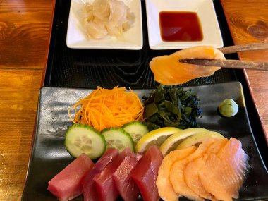 Japon yemekleri sashimi (çiğ balık, kabuklu deniz hayvanı veya kabuklu deniz yosunu limonu ve wasabi ile)