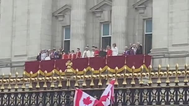 2023年5月6日加冕后 查尔斯三世和王后卡米拉出现在白金汉宫的阳台上 查尔斯国王卡米拉女王戴着皇冠珠宝 — 图库视频影像