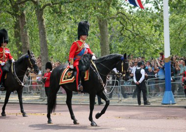 Kral Charles, Londra, İngiltere - 17 Haziran 2023; Kral III. Charles at sırtında üniformalı fotoğraftaki renk geçidine geri döndü,, 