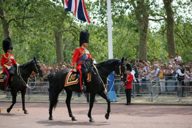 Kral Charles, Londra, İngiltere - 17 Haziran 2023; Kral III. Charles at sırtında üniformalı fotoğraftaki renk geçidine geri döndü,, 
