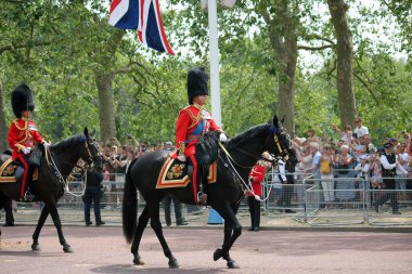 Kral Charles, Londra, İngiltere - 17 Haziran 2023; Kral III. Charles at sırtında üniformalı fotoğraftaki renk geçidine geri döndü,, 