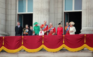 Londra, İngiltere - 17 Haziran 2023: Kral Charles, Kraliçe Camilla ve Kraliyet Ailesi Prensi Louis George William Kate Middleton Prenses Charlotte Trooping Buckingham Sarayı 'nın stok fotoğrafında balkonda bu rengi kullandılar.