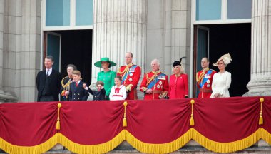 Londra, İngiltere - 17 Haziran 2023: Kral Charles, Kraliçe Camilla ve Kraliyet Ailesi Prensi Louis George William Kate Middleton Prenses Charlotte Trooping Buckingham Sarayı 'nın stok fotoğrafında balkonda bu rengi kullandılar.