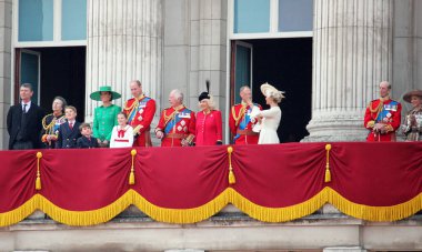 Londra, İngiltere - 17 Haziran 2023: Kral Charles, Kraliçe Camilla ve Kraliyet Ailesi Prensi Louis George William Kate Middleton Prenses Charlotte Trooping Buckingham Sarayı 'nın stok fotoğrafında balkonda bu rengi kullandılar.