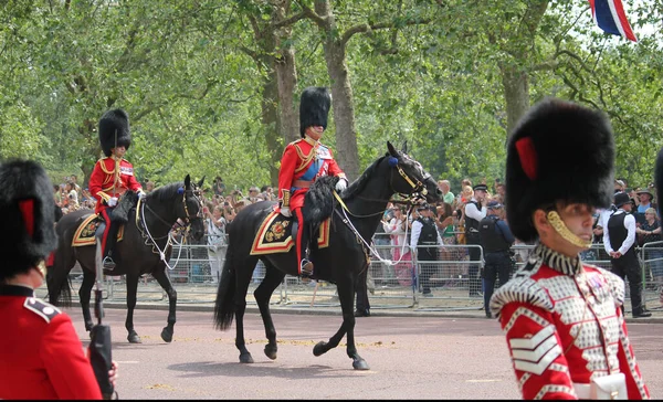 Kral Charles, Londra, İngiltere - 17 Haziran 2023; Kral III. Charles at sırtında üniformalı fotoğraftaki renk geçidine geri döndü,, 