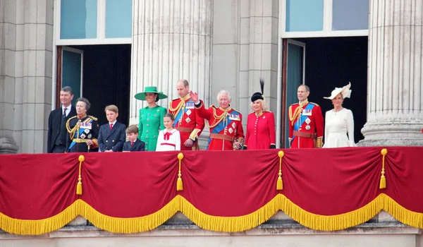 英国伦敦 2023年6月17日 查尔斯国王 卡米拉女王和王储路易 米德尔顿王子在白金汉宫的阳台上拍下夏洛特王妃的照片 图库图片