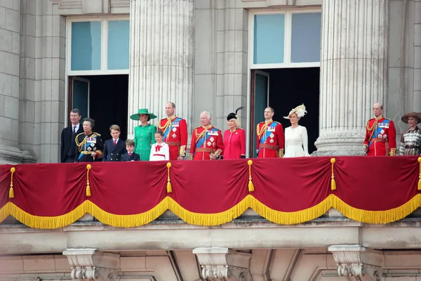 ロンドン 6月2023 王チャールズ 女王カミラと王室王子ルイ ジョージ ウィリアム ケイトミドルトン王女シャーロットバッキンガム宮殿のストックフォトでバルコニーで色をロープ ロイヤリティフリーのストック画像