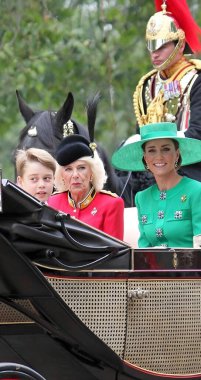 Londra İngiltere - 17 Haziran 2023: Kraliçe Camilla, Galler 'in Kate Prensesi, Prens George, Prens Louis Prenses Charlotte Trooping Buckingham Sarayı' nda Kraliyet Aile arabası renginde 