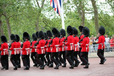 LONDON, İngiltere - 17 Haziran 2023: King 's Birthday Parade, Londra, İngiltere' deki The Mall 'a Kings Coldstream Muhafızları Yürüyüşü