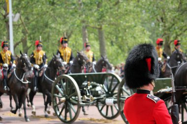 LONDON, İngiltere - 17 Haziran 2023: King 's Birthday Parade, Londra, İngiltere' deki The Mall 'a Kings Coldstream Muhafızları Yürüyüşü