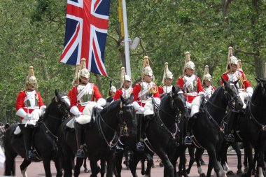 LONDON, İngiltere - 17 Haziran 2023: King 's Birthday Parade, Londra, İngiltere' deki The Mall 'a Kings Coldstream Muhafızları Yürüyüşü