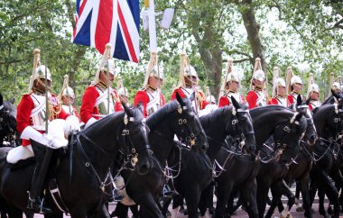 LONDON, İngiltere - 17 Haziran 2023: King 's Birthday Parade, Londra, İngiltere' deki The Mall 'a Kings Coldstream Muhafızları Yürüyüşü