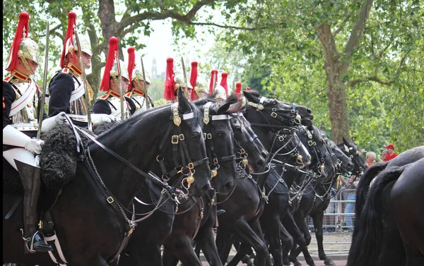 LONDON, İngiltere - 17 Haziran 2023: King 's Birthday Parade, Londra, İngiltere' deki The Mall 'a Kings Coldstream Muhafızları Yürüyüşü