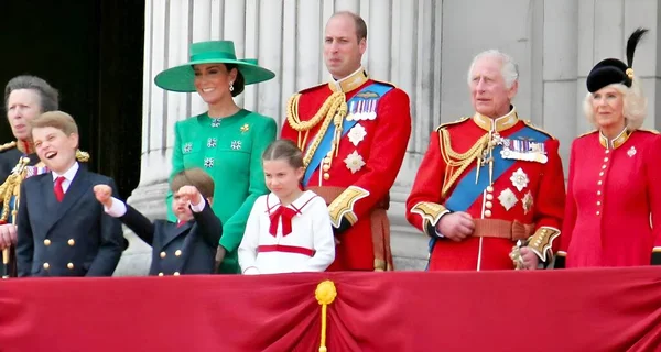 ロンドン 6月2023 王チャールズ 女王カミラと王室王子ルイ ジョージ ウィリアム ケイトミドルトン王女シャーロットバッキンガム宮殿のストックフォトでバルコニーで色をロープ ストック画像