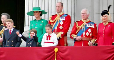 Londra, İngiltere - 17 Haziran 2023: Kral Charles, Kraliçe Camilla ve Kraliyet Ailesi Prensi Louis George William Kate Middleton Prenses Charlotte Trooping Buckingham Sarayı 'nın stok fotoğrafında balkonda bu rengi kullandılar.