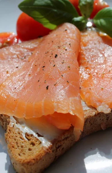 Ikan Salmon Asap Pada Roti Panggang Dengan Krim Keju Kemangi — Stok Foto