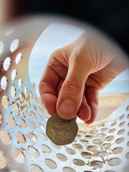 Münze Strand Sand Schaufel Mit Metalldetektorspule Auf Sand Hintergrund Strand — Stockfoto