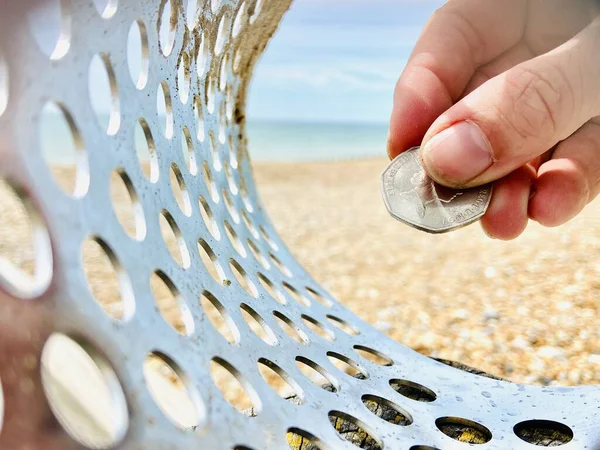 Moneta Spiaggia Scoop Sabbia Con Bobina Metal Detector Sabbia Background — Foto Stock