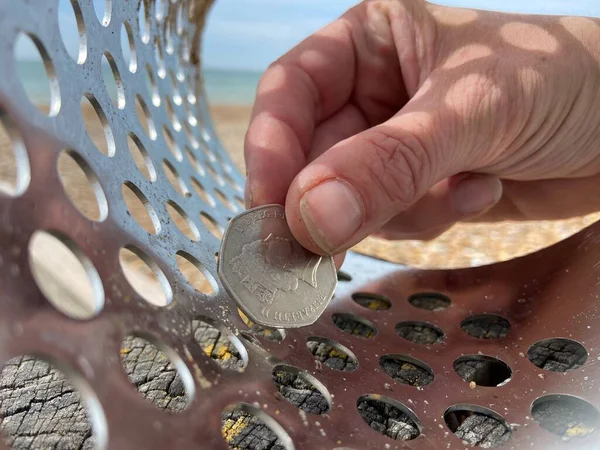 Монета Пляжному Пісочниці Металошукачем Котушці Піску Фоні Пляжу Місцем Тексту — стокове фото
