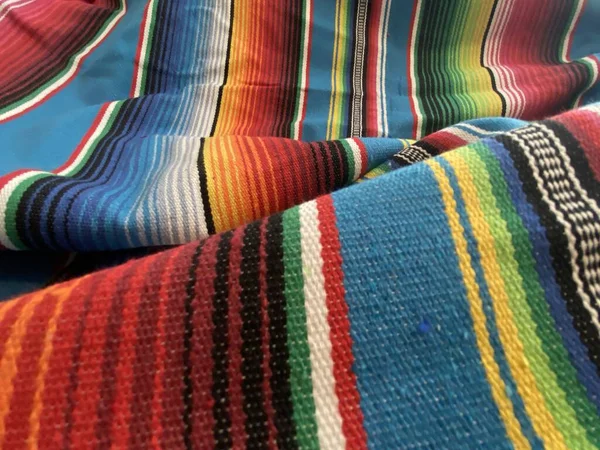 ポンチョの背景シンコ マヨメキシコのセレープフィエスタ ファルサパターン伝統文化の縞模様と毛布パターンコピースペースファブリックテキスタイル素材メキシコの背景 ストックフォトイメージ — ストック写真
