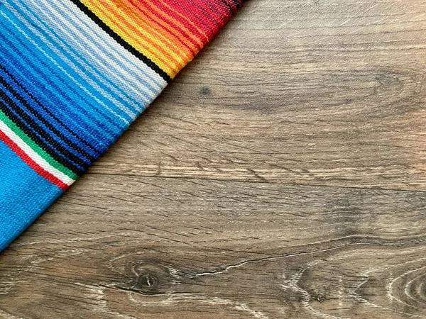 ポンチョの背景シンコ マヨメキシコのセレープフィエスタ ファルサパターン伝統文化の縞模様と毛布パターンコピースペースファブリックテキスタイル素材メキシコの背景 ストックフォトイメージ — ストック写真