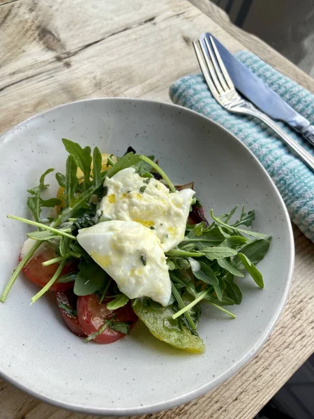 アルグラと食事と健康的なサラダ 伝統的なトマト 木の背景とプレート上のモッツァレラチーズとオリーブオイル — ストック写真