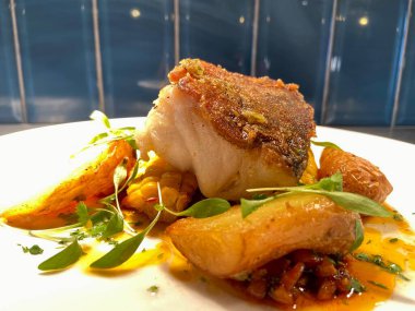 Kızarmış morina filetosu, salsa, kibrit mısır, pirzola ve pembe köknar, sağlıklı balık diyeti.