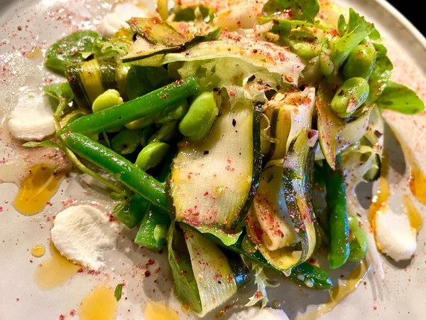 リコッタエダム豆の葉のサラダ健康的な食事オリーブオイルと漬物サラダ — ストック写真