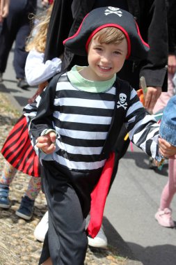 Hastings, İngiltere, 15 Temmuz 2023 - Geleneksel Korsan Günü Geçit alayı müzik grupları ve etkinliklerle eski kasabaya gidiyor