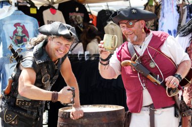 Hastings, İngiltere, 15 Temmuz 2023 - Geleneksel Korsan Günü Geçit alayı müzik grupları ve etkinliklerle eski kasabaya gidiyor