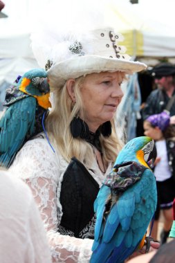 Hastings, İngiltere, 15 Temmuz 2023 - Geleneksel Korsan Günü Geçit alayı müzik grupları ve etkinliklerle eski kasabaya gidiyor