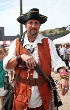 Hastings, İngiltere, 15 Temmuz 2023 - Geleneksel Korsan Günü Geçit alayı müzik grupları ve etkinliklerle eski kasabaya gidiyor