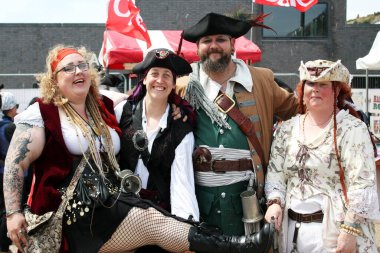 Hastings, İngiltere, 15 Temmuz 2023 - Geleneksel Korsan Günü Geçit alayı müzik grupları ve etkinliklerle eski kasabaya gidiyor