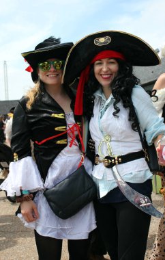 Hastings, İngiltere, 15 Temmuz 2023 - Geleneksel Korsan Günü Geçit alayı müzik grupları ve etkinliklerle eski kasabaya gidiyor