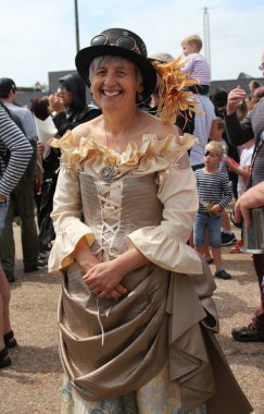 Hastings, İngiltere, 15 Temmuz 2023 - Geleneksel Korsan Günü Geçit alayı müzik grupları ve etkinliklerle eski kasabaya gidiyor