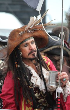 Hastings, İngiltere, 15 Temmuz 2023 - Geleneksel Korsan Günü Geçit alayı müzik grupları ve etkinliklerle eski kasabaya gidiyor