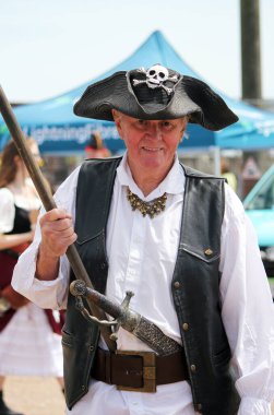 Hastings, İngiltere, 15 Temmuz 2023 Hastings Geleneksel Korsan Günü müzik grupları ve etkinliklerle eski kasabaya gidiyor.